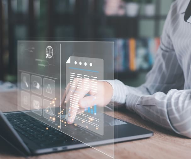 Informático consultando pantalla digital sobre la clasificación automática de procesos en ITSM