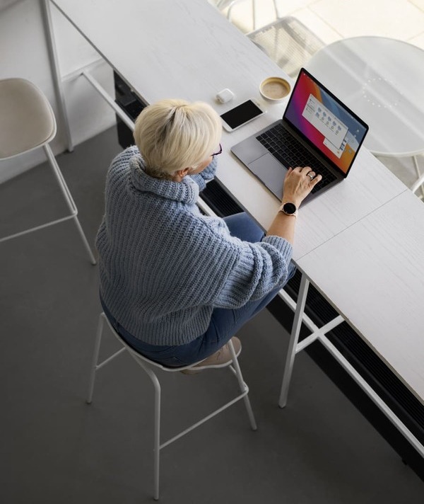 Mujer teletrabajando con su portátil