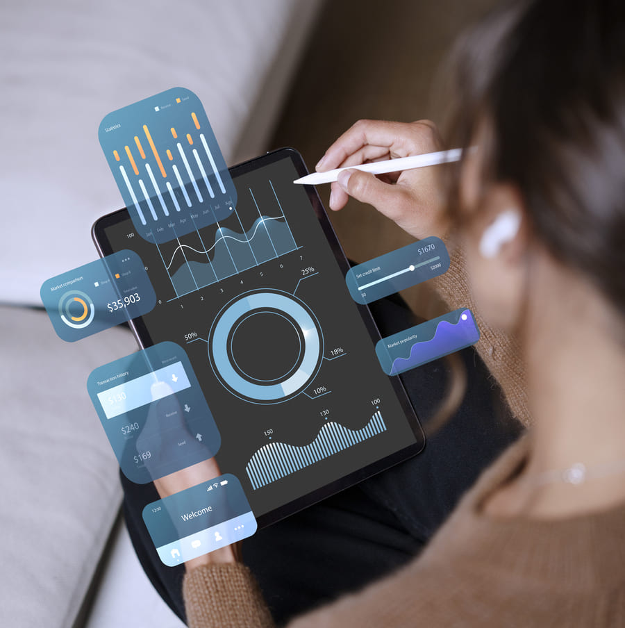 Una mujer consultando estadísticas de las incidencias en una tablet digital