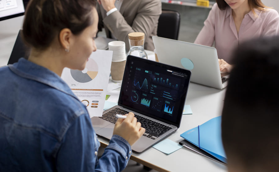 Equipo de personas haciendo inventario de todo su hardware y software