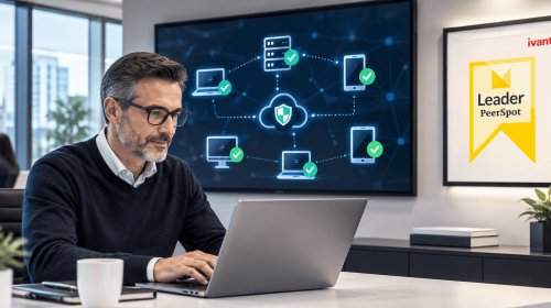 Profesional gestionando dispositivos empresariales junto a la distinción de Ivanti como Leader en PeerSpot